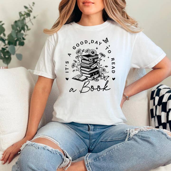 T-shirts graphiques littéraires pour femmes, T-shirt lecture nocturne pour la vente par Joyful Moose