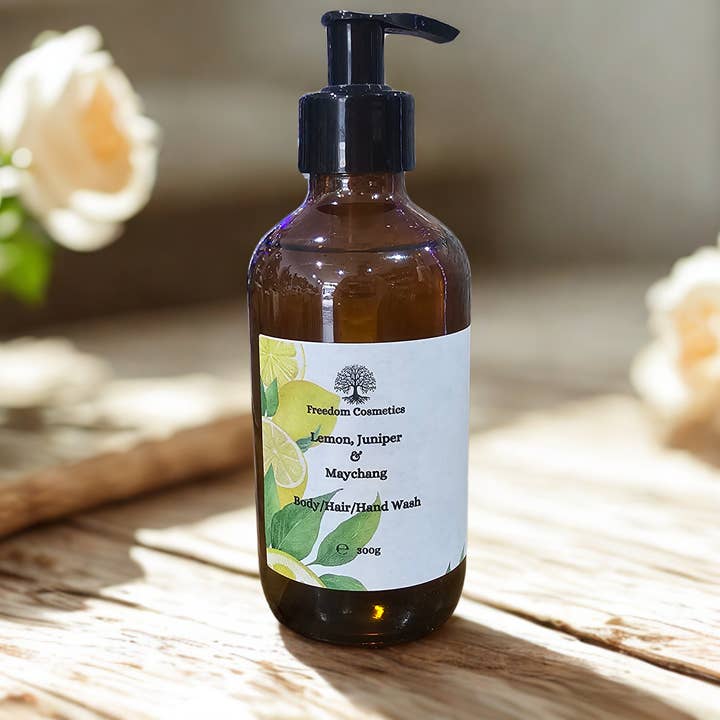 Naturlig citron, May Chang, Enebær krops-/hår-/håndvask - Håndlavet i Mournes 300g | Glasflaske for engroshandel hos Freedom Cosmetics