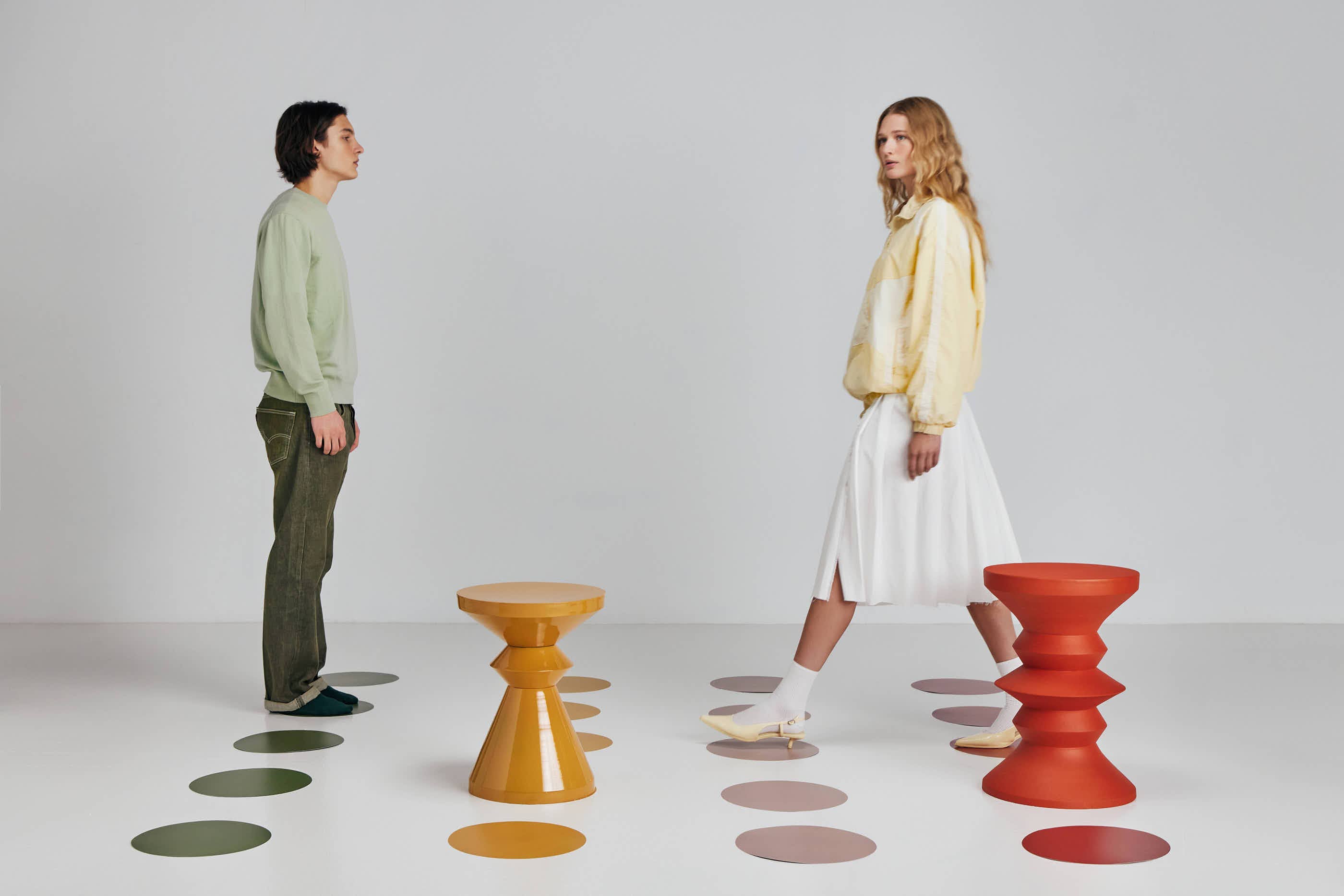 Kodu - Vendita all'ingrosso Tavolini - Tavolino ausiliario in ferro color arancione 36x36x55cm6