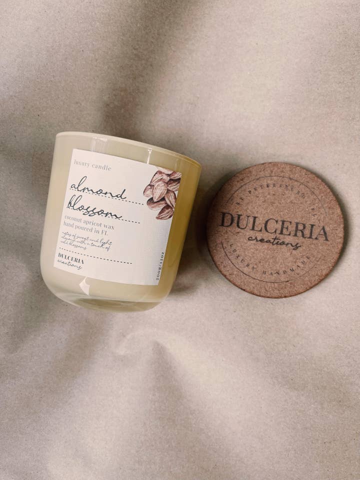 VELA DE LUJO VERTIDA A MANO - FLOR DE ALMENDRO para venta al por mayor de Dulceria Creations