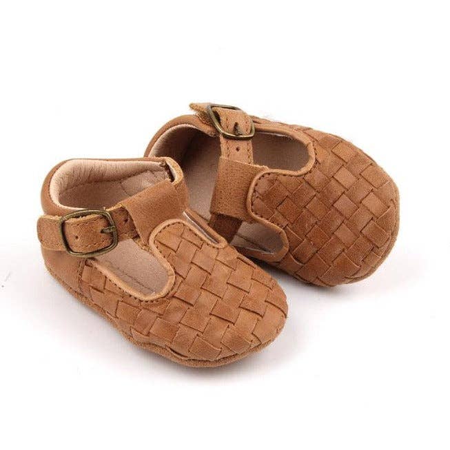 Barra a T intrecciata in pelle | Colore «noce» | Suola morbida per la vendita all'ingrosso da parte di Consciously Baby