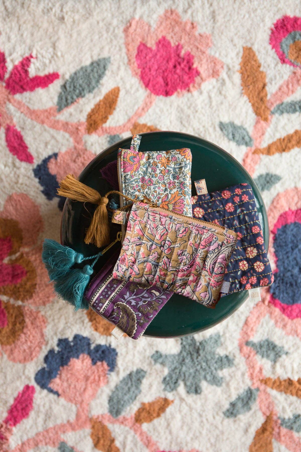 Honungsdikt Lois plånbok med tofsar och blommönster i gult och rosa för wholesale på Faire2