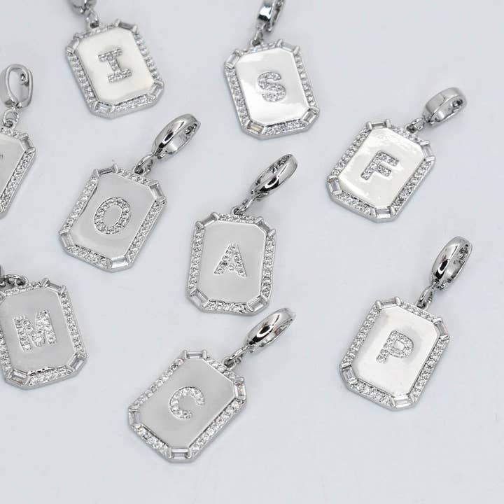 Colgante plateado con iniciales cuadradas para venta al por mayor de Treasure Jewels Inc.