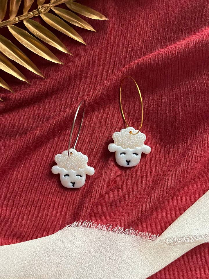 Petits cerceaux en agneau pour la vente par Eden + Clay by Ana Denae