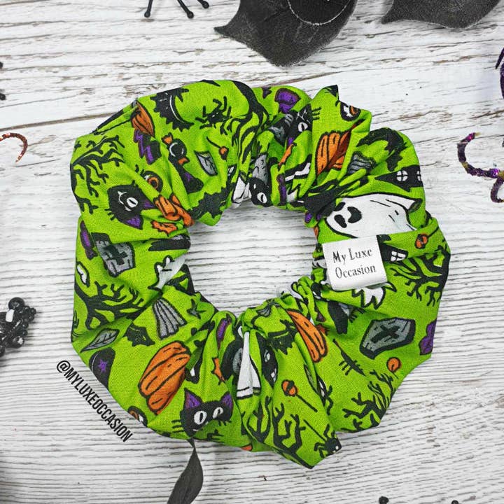 Scrunchie Spooky Ghosts & Cats verde lime - Elastico per Halloween per la vendita all'ingrosso da parte di My Luxe Occasion