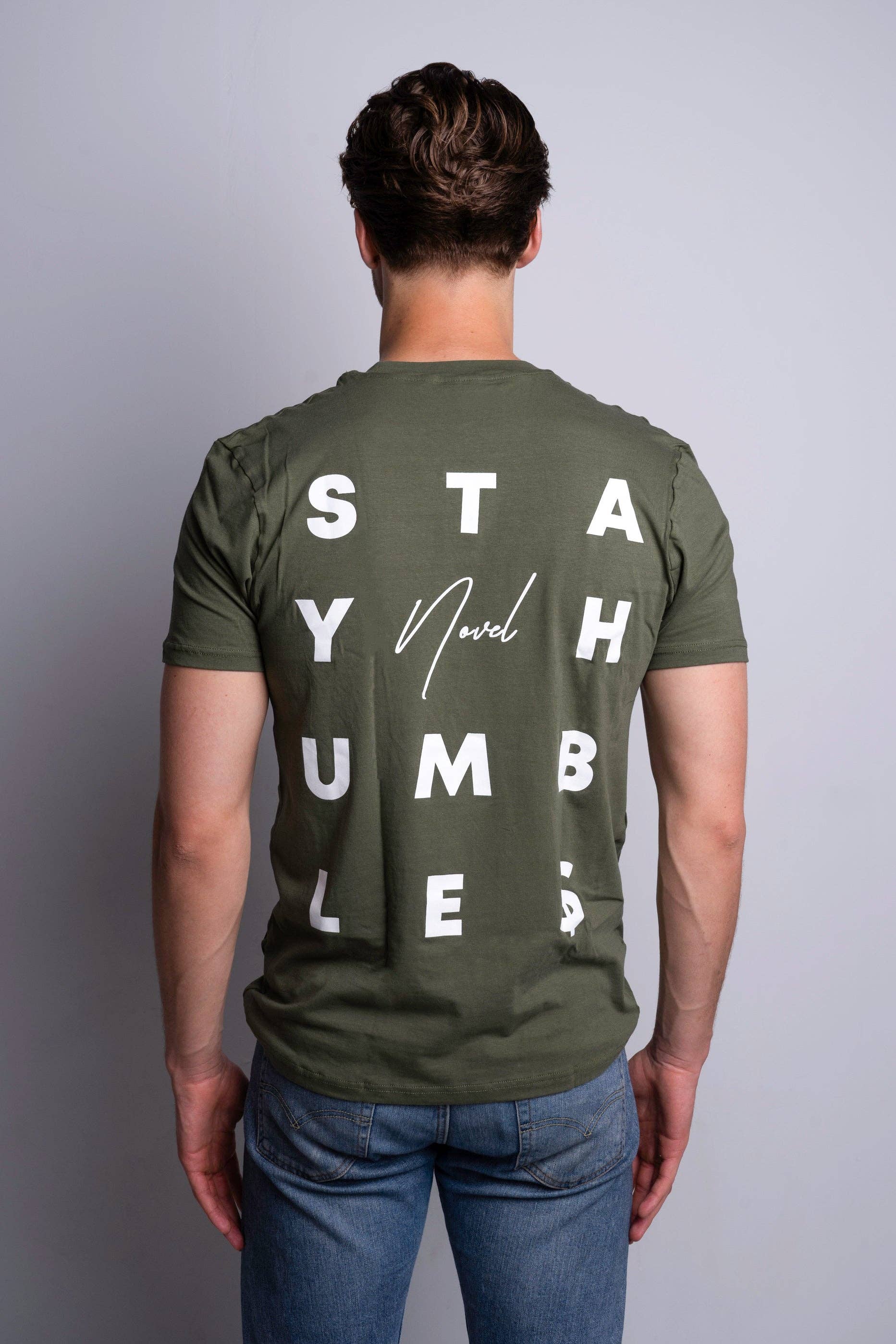 NOVEL - Wholesale T-shirt met print - Heren - NOVEL 'STAY HUMBLE $' T-shirt in legergroen1