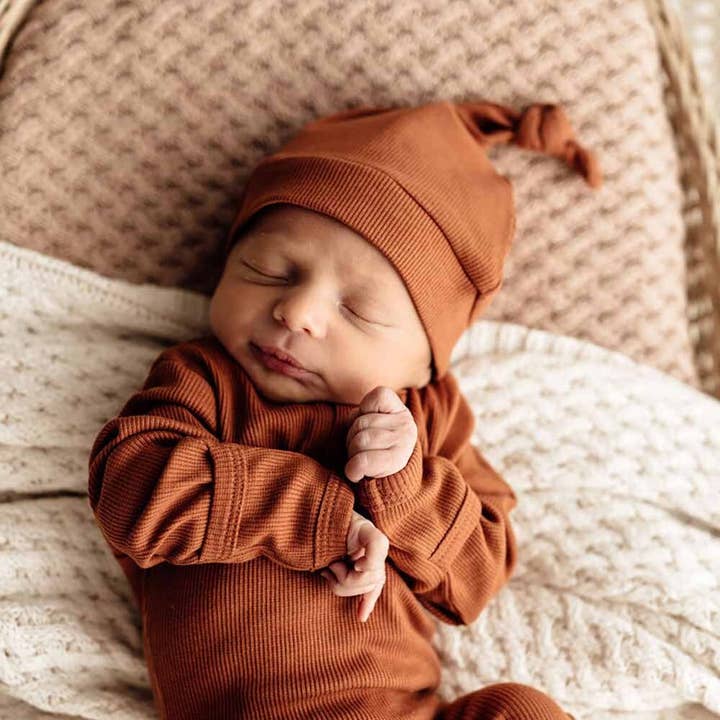 Berretto annodato biologico a costine biscottate per la vendita all'ingrosso da parte di Snuggle Hunny