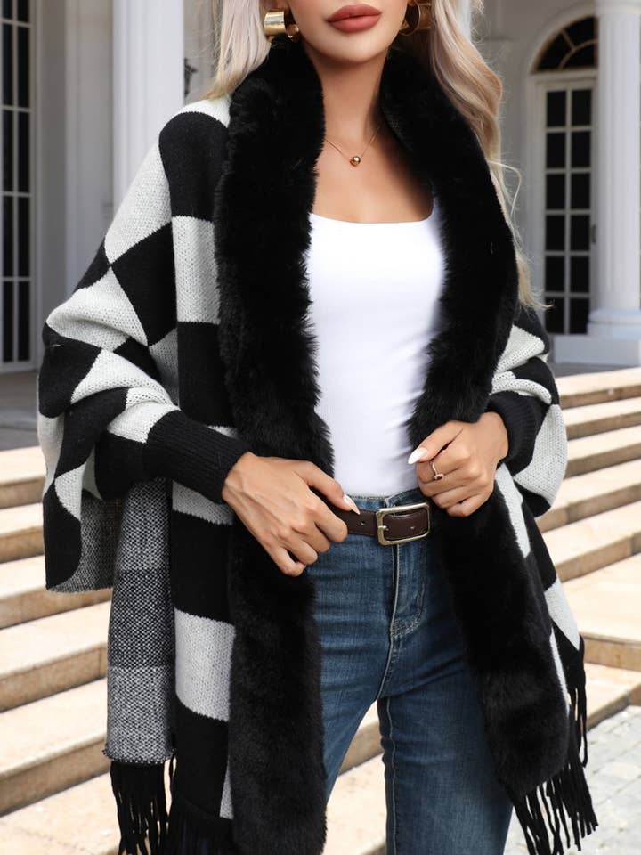 karierter Pullover mit Kunstpelzkragen Ruana Wrap und Fransen für den Großhandel von HIDDENBRAND