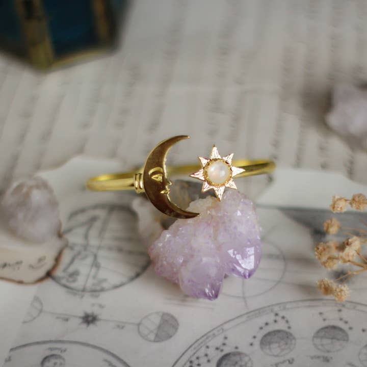 Bracciale con faccia di luna e sole con pietra di luna, regolabile. Ottone per la vendita all'ingrosso da parte di MusaLuna