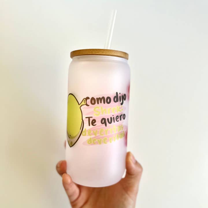 Verre de culture pop Shrek avec couvercle et paille. pour la vente par Gaec Studio