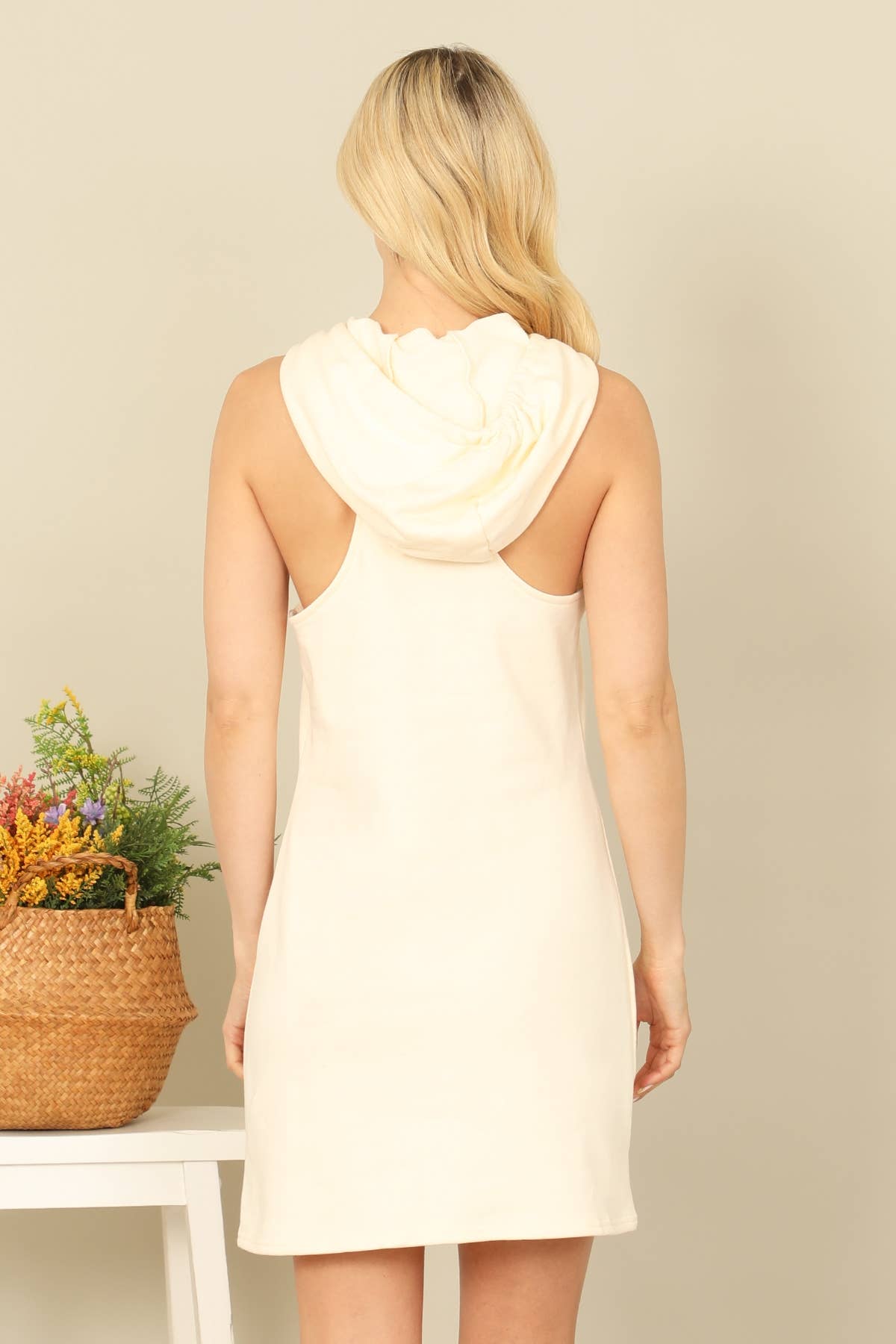 MYS Wholesale Inc - Vente Robe – femme - Robe mini à capuche sans manches avec cordon de serrage1