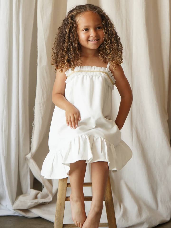 Civeta | Robe en satin ornée de tulle à volants | Crème pour la vente par Lepela