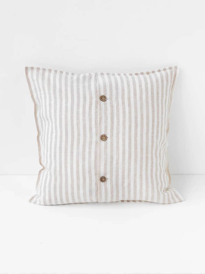 Funda de cojín de lino con botones en rayas en color natural. para venta al por mayor de MagicLinen (We handle U.S. import procedures for you)