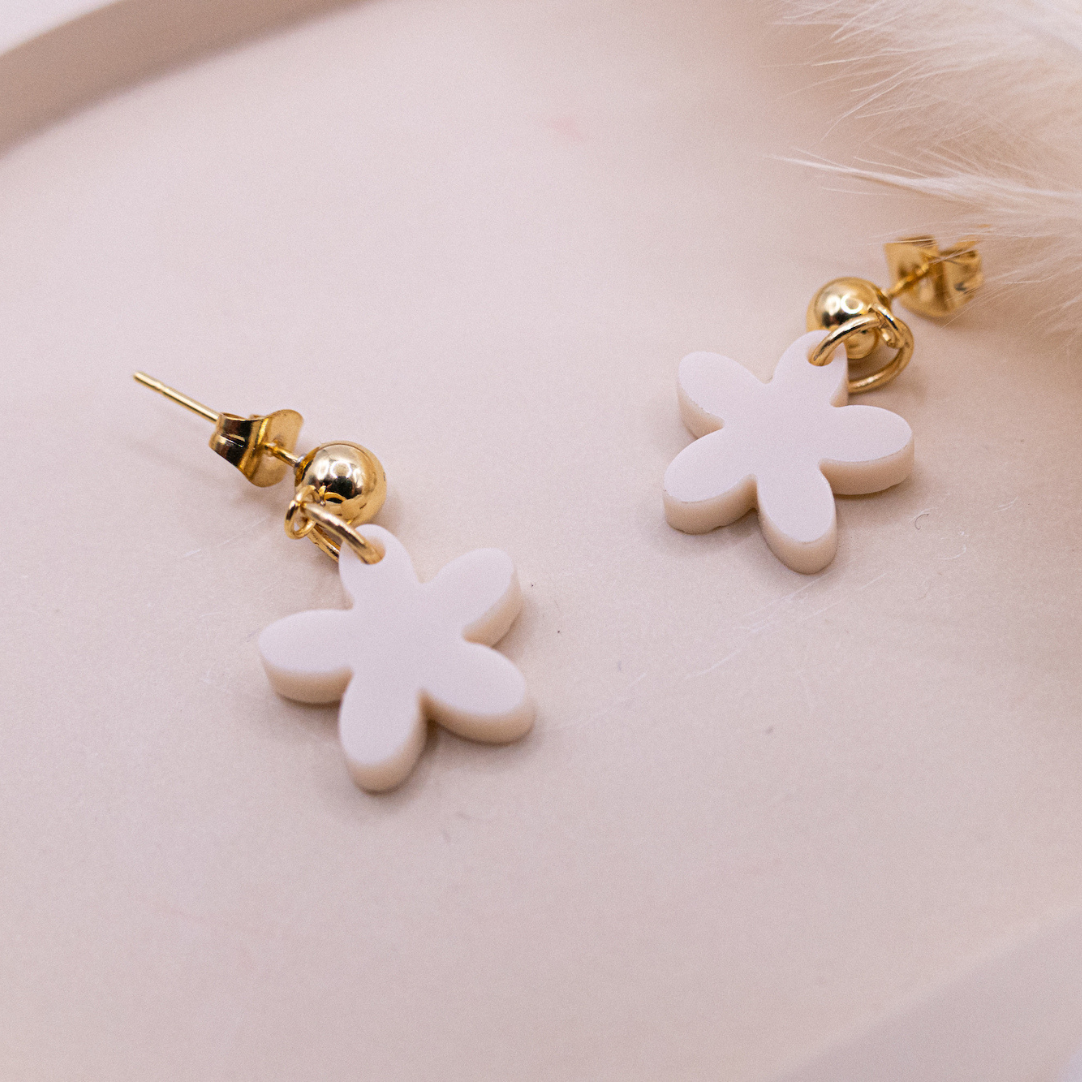 Tilda&Theo - Wholesale Dangle Earrings - Beige acrylic flower earrings - lightweight earrings1