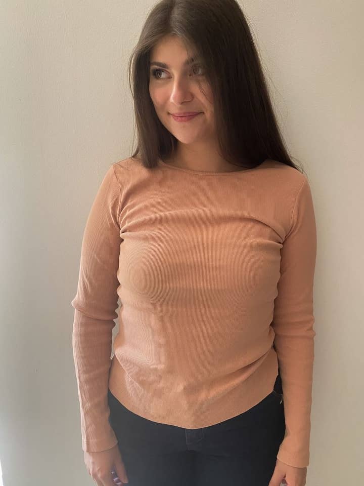 Top a maniche lunghe in jersey a costine, color argilla per la vendita all'ingrosso da parte di frankie & lou organic wear