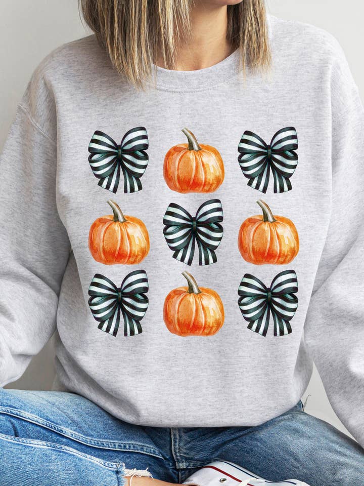 Tickled Teal – Großhandel Sweatshirt mit Grafikdruck – Damen – Sweatshirt mit Streifenmotiv „Bows & Pumpkins“1