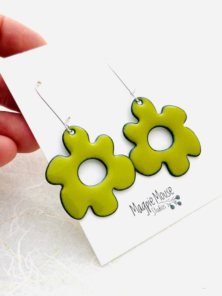 Retro oorbellen met bloemen, Chartreuse groen email voor wholesale door Magpie Mouse Studios