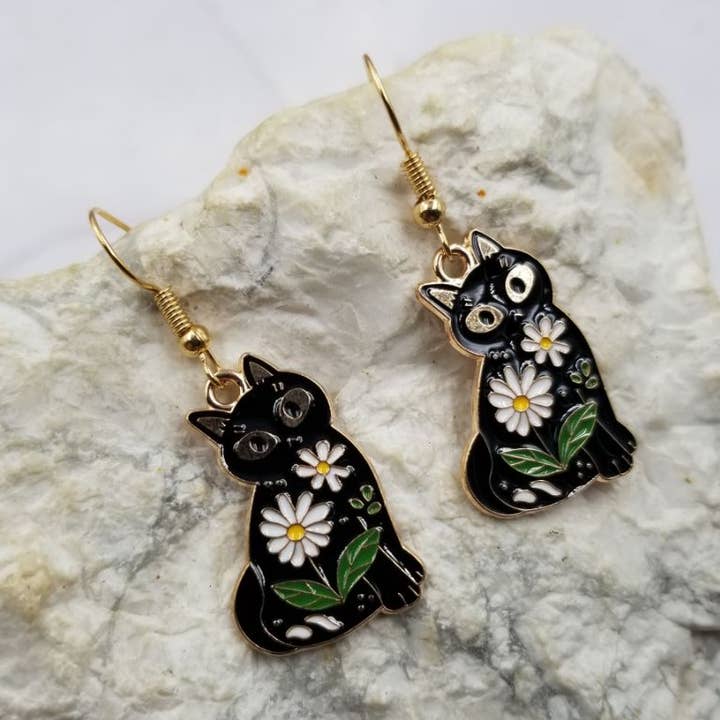 Brincos Místicos de Gato Preto com Flores Bonitas por atacado de The Pretty Jewellery