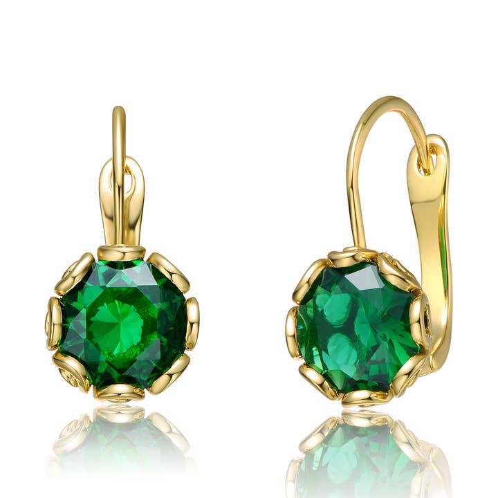 Superbes boucles d'oreilles solitaires classiques en diamant simulé pour la vente par Rachel Glauber