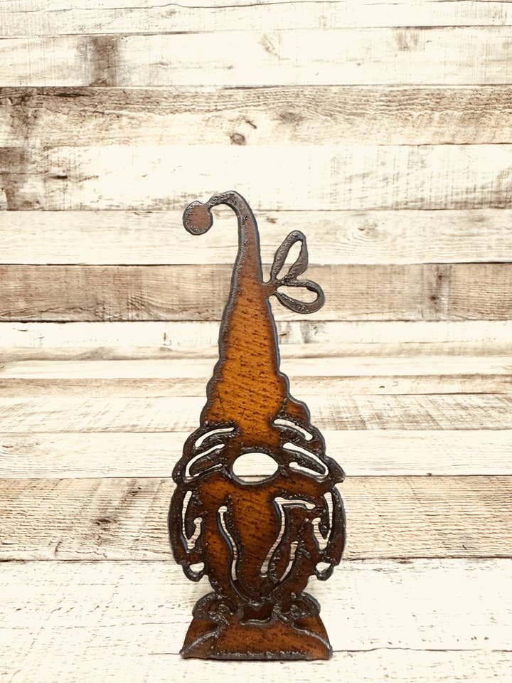 Figurine rustique sur pied nain avec papillon, cadeau de jardin pour la vente par Universal Ironworks USA