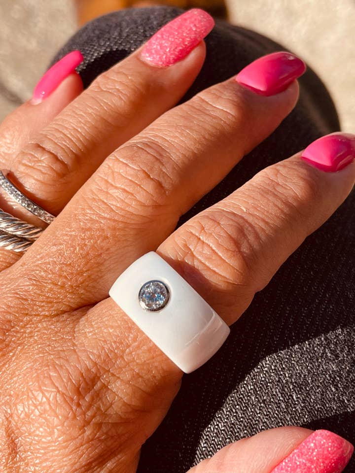 Bague large en céramique Got To Havoir It avec pierre cz pour la vente par AMD COLLECTIVE