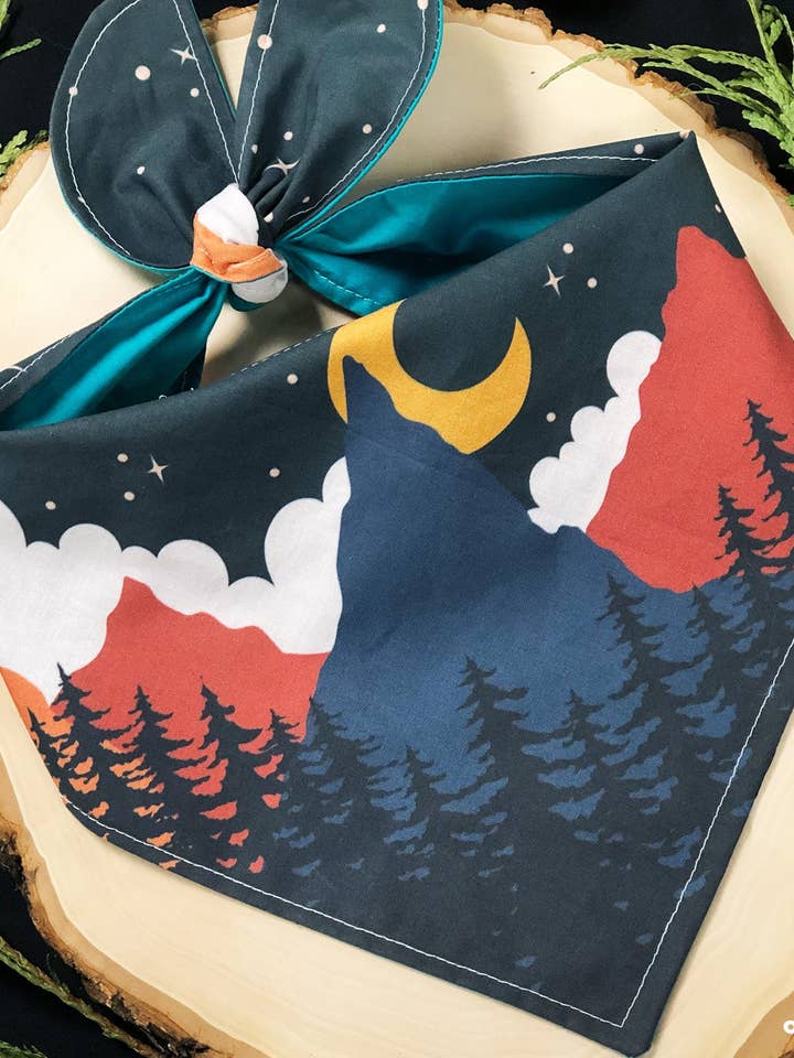 Natuur geïnspireerd, Middernacht Maan Hondenbandana voor wholesale door Oaty Bear: Cute Accessories for Cute Dogs