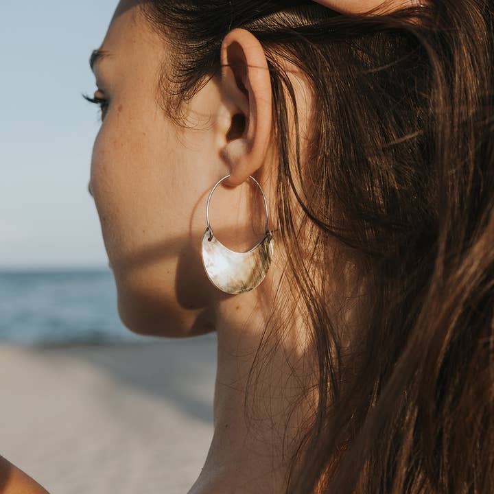 Matr Boomie Fair Trade – wholesale Hoop earrings – Chandra Rustic Hoop Earrings - Mother of Pearl Shell0