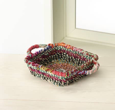 India Handicrafts Inc - Wholesale Mand - Kleurrijke vierkante mand van jute