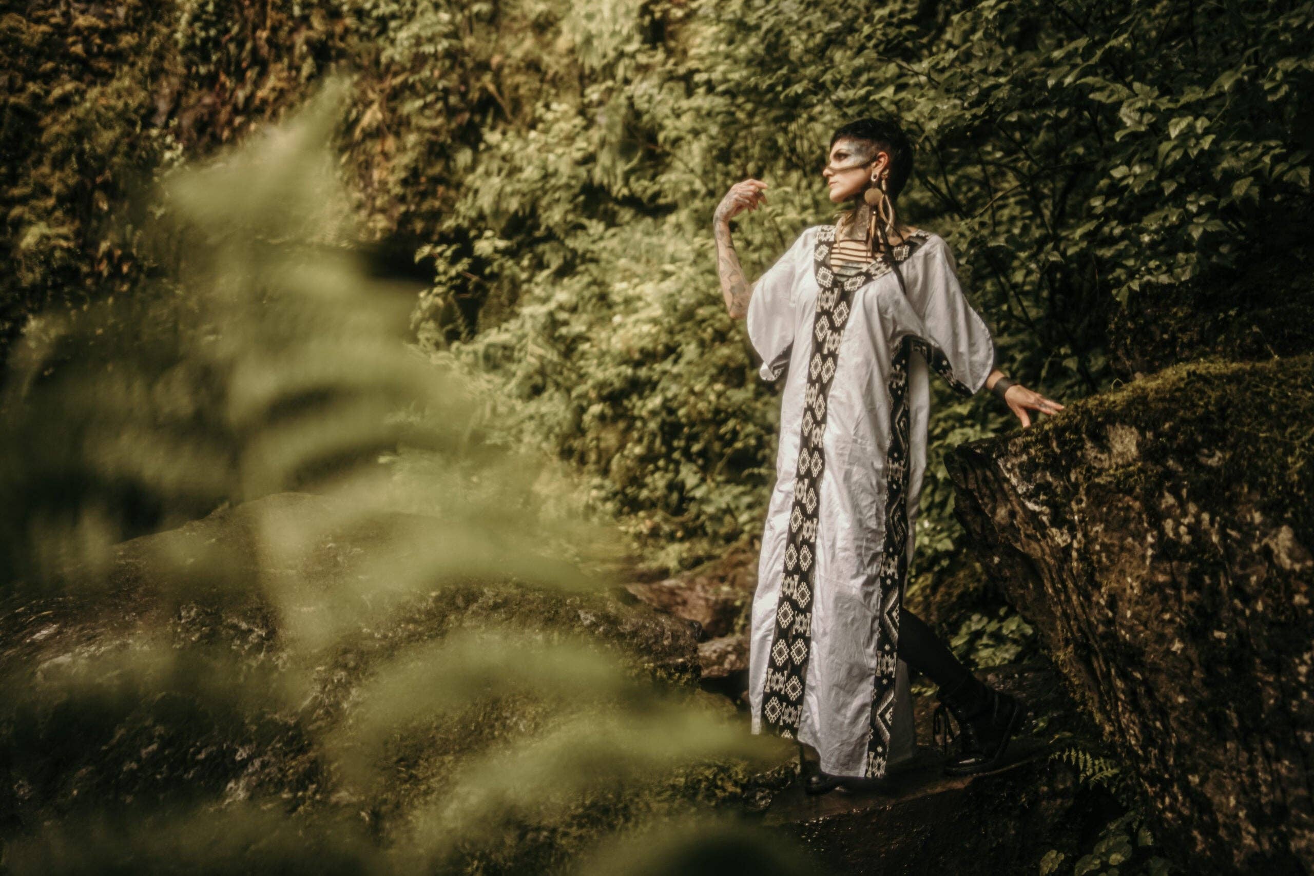 Omni Collection – wholesale Kaftan - Dam – Kaftanklänning med afrikanskt mönster och öppen rygg1