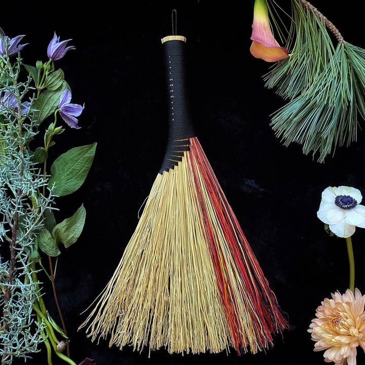 Keven Craft Rituals LLC – Engroshandel Kost – Naturlig+farve stribe, (Tyrkiet hale) vævet sort indpakket koste