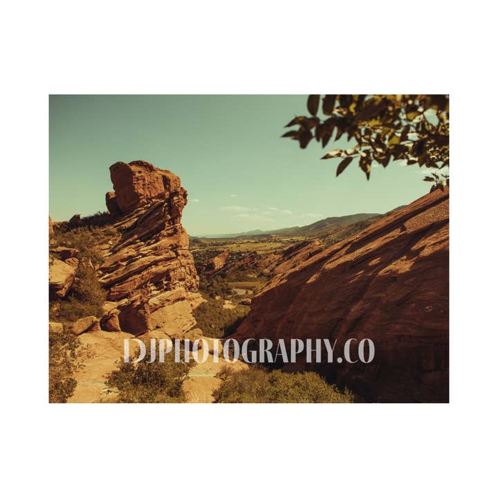 Crimson Echoes: Red Rocks Reverie - Fotodruck für den Großhandel von DJ Photography