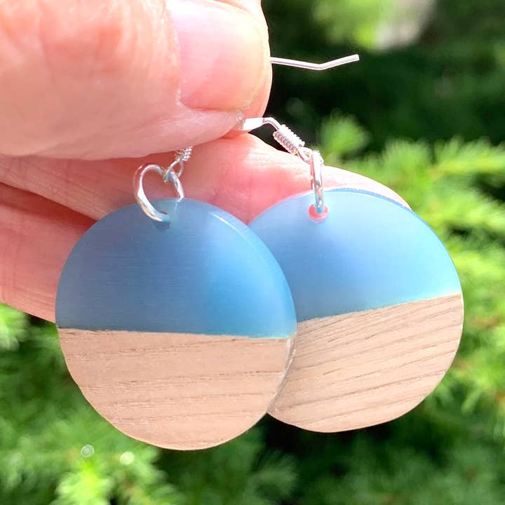 Pendientes de Círculo Grande de Resina y Madera Azul Claro para venta al por mayor de Marlene VanBeek Jewelry