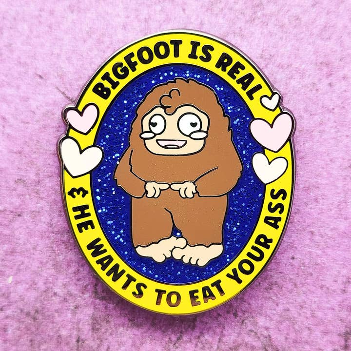 Épinglette en émail Bashful Bigfoot pour la vente par Toku Arts