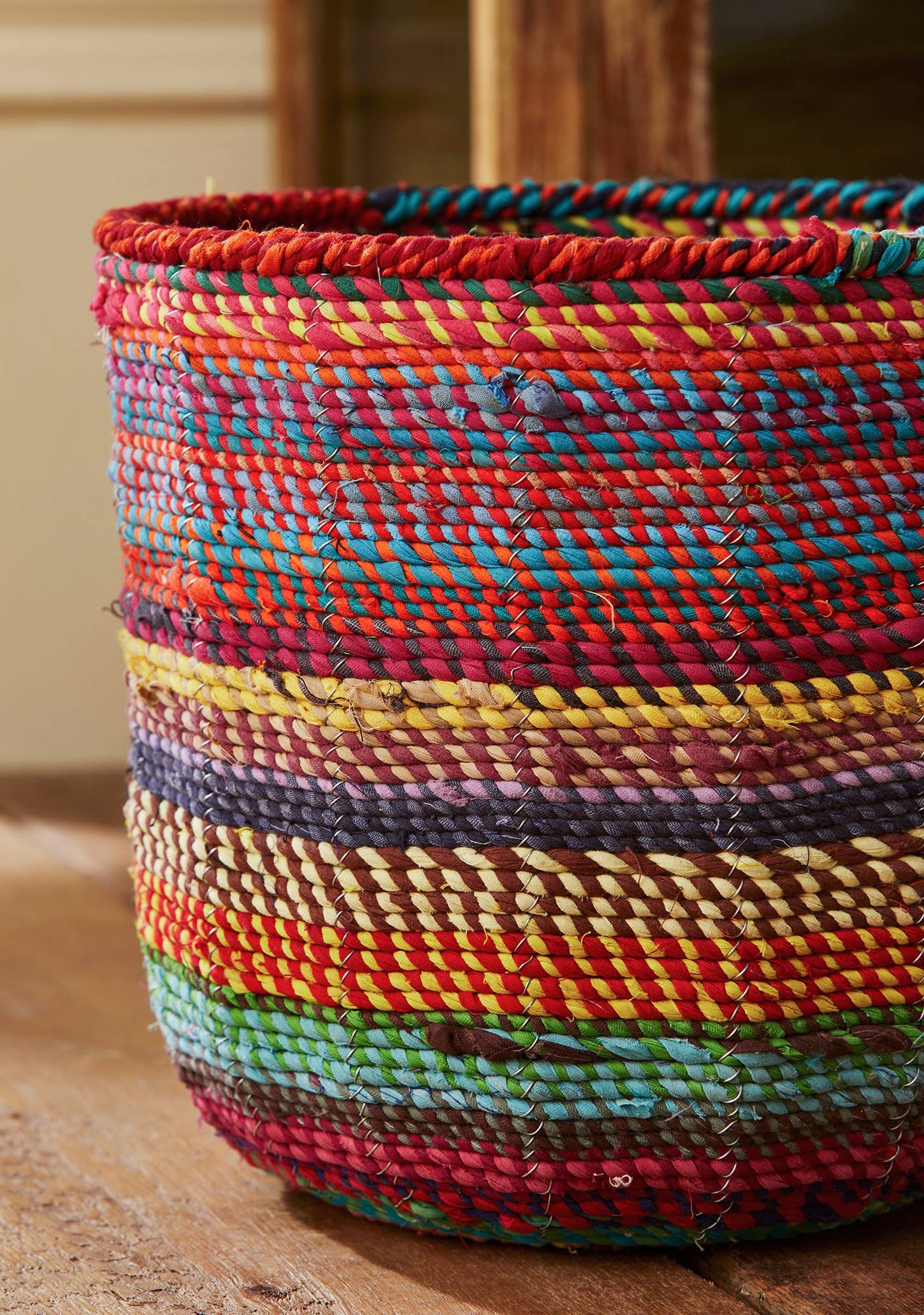 Namaste – Großhandel Korb – Hoher runder Aufbewahrungskorb mit recyceltem Stoff und stabilem Metallrahmen2