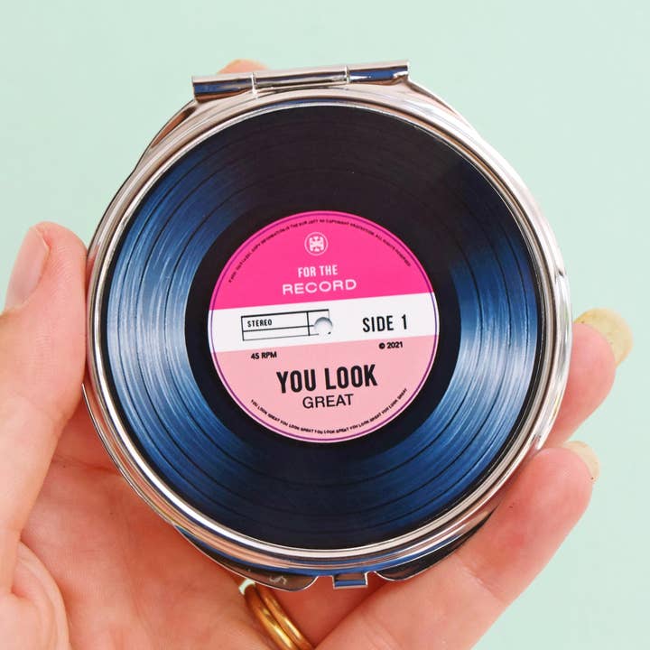 Miroir de poche en vinyle "You Look Great" pour la vente par Of Life & Lemons