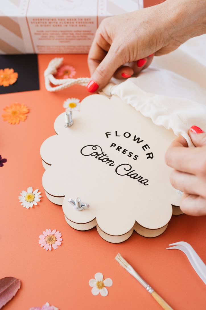 Cotton Clara Craft Kits & Supplies - Vendita all'ingrosso Kit per lavoretti fai da te - Kit per principianti per pressare fiori in legno con design circolare smerlato, strumenti e progetti10
