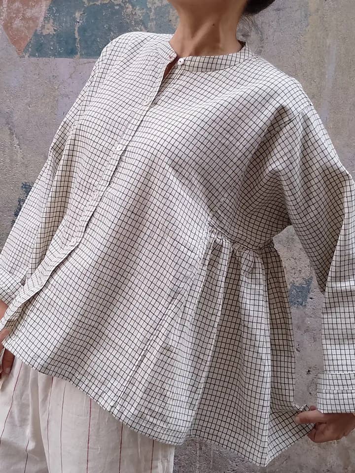 Camicia da donna oversize in cotone biologico, motivo a quadri neri per la vendita all'ingrosso da parte di Cotton Conscious