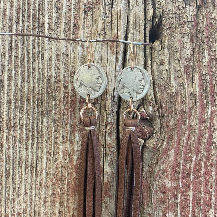 J.Forks Designs - Vendita all'ingrosso Orecchini con nappe - 17109 Orecchini in nichel di bufalo con nappine in pelle0