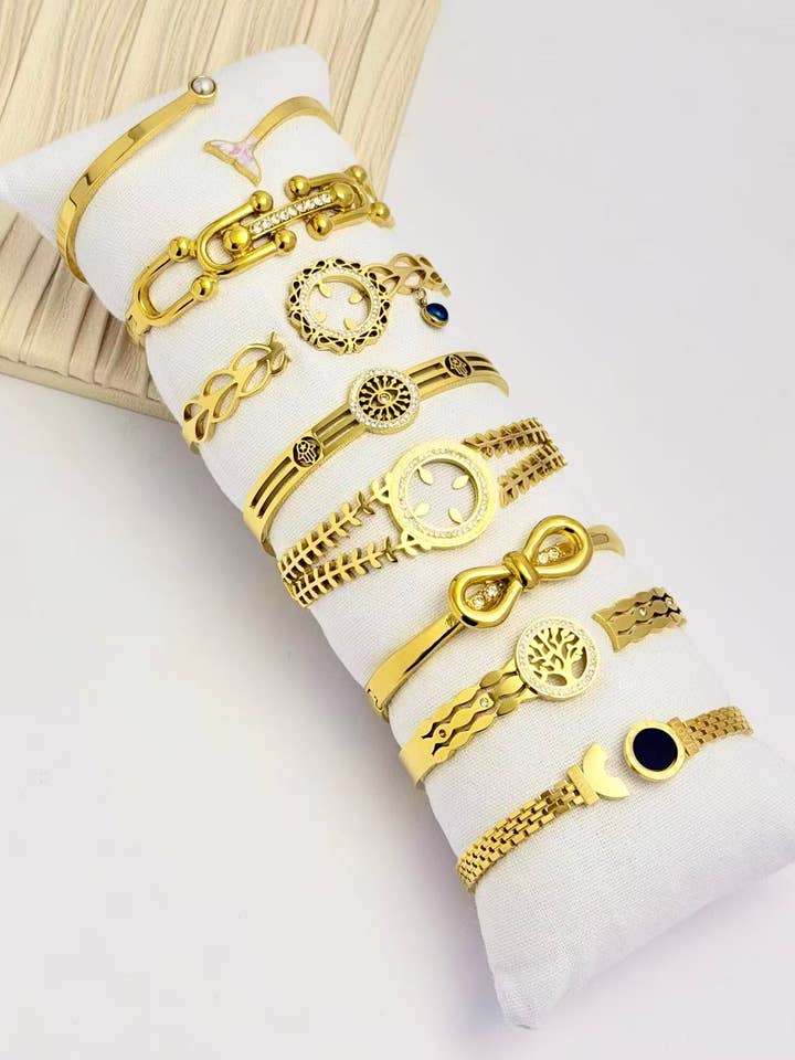 Lot 8 bracelets jonc acier inoxydable élégant sur présentoir pour la vente par COSMOS