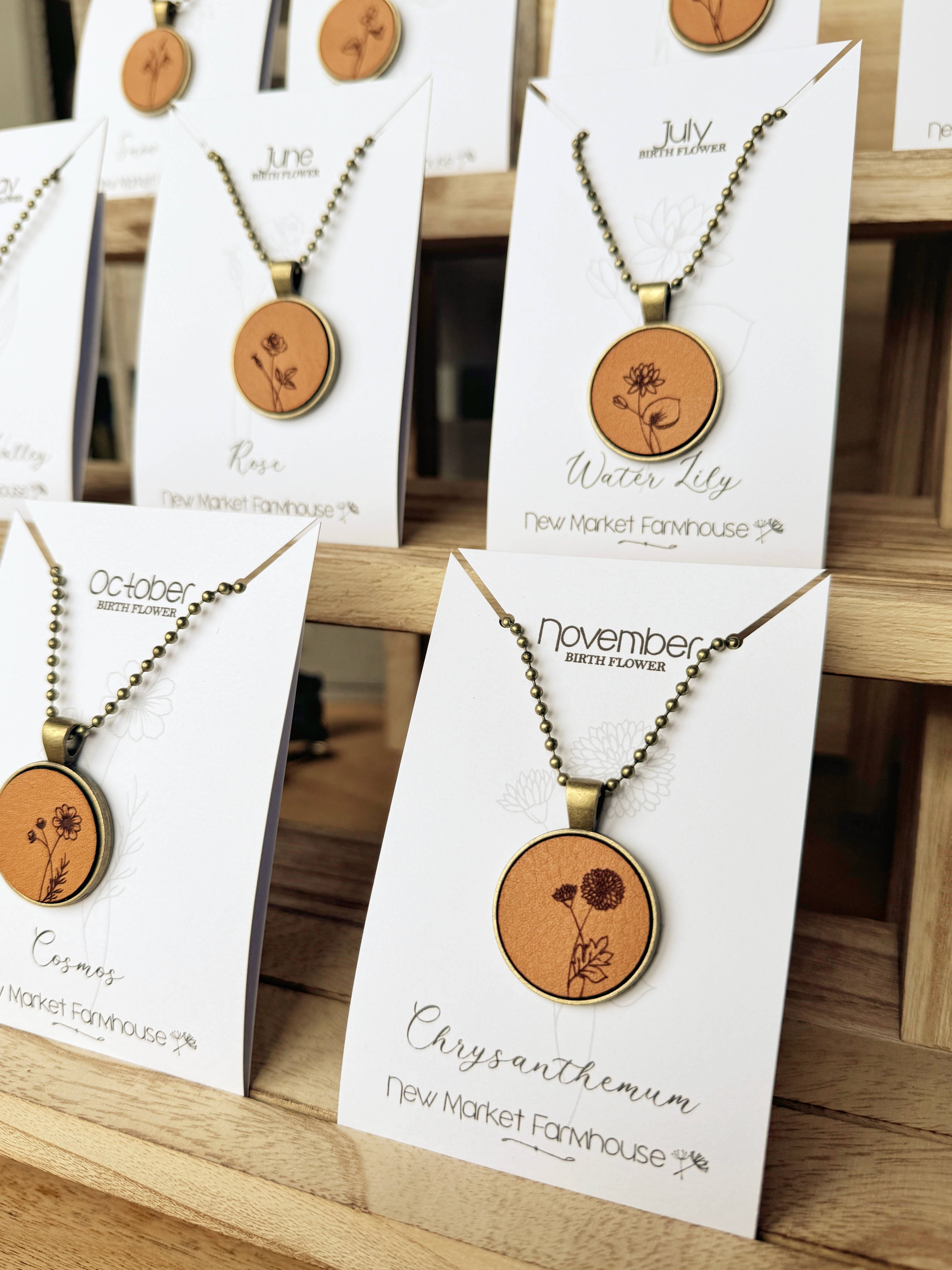 New Market Farmhouse – Großhandel Kette mit Anhänger/Charm – Geburtsmonat-Blumen Halsketten – Lederanhänger-Set6