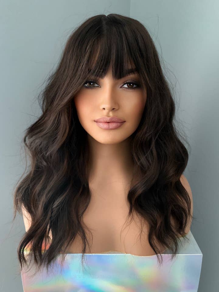 "Kayla" - Lange donkerbruine pruik met pony voor wholesale door The Extension Room