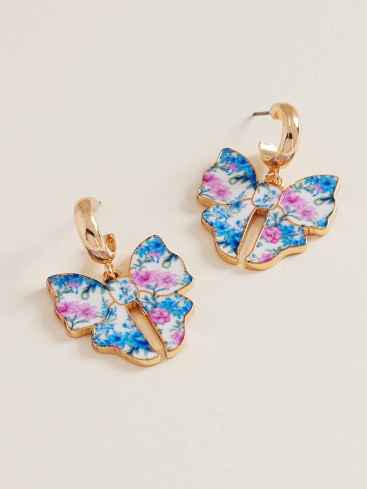 Boucles d'oreilles créoles en céramique avec motif de fleurs émaillées pour la vente par Designature New York