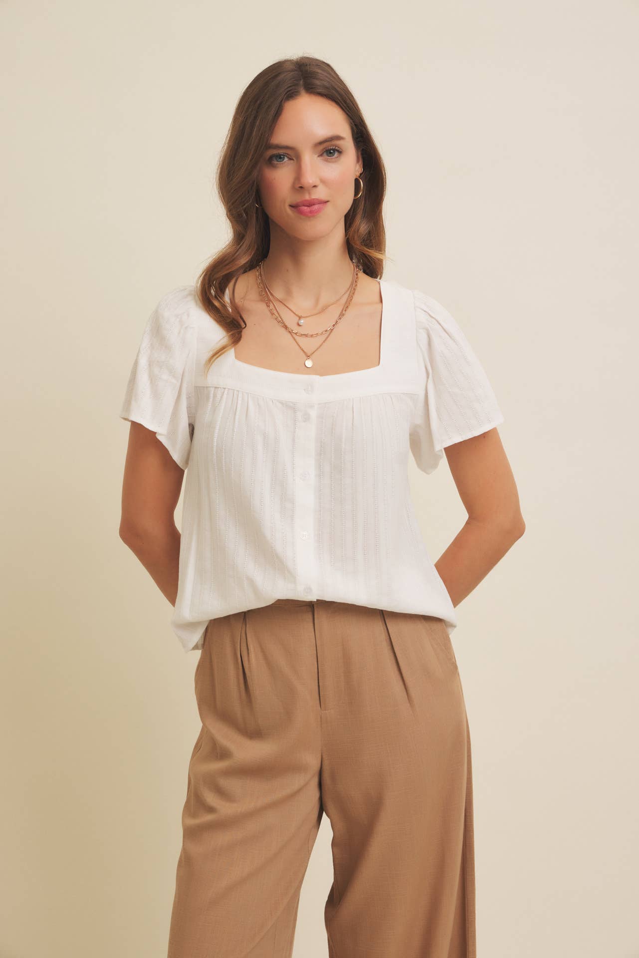 in february – Großhandel Bluse – Damen – BLUSE MIT STRUKTURIERTEM STOFF UND VIERKANT-AUSSCHNITT MIT KNOPFLEISTE9