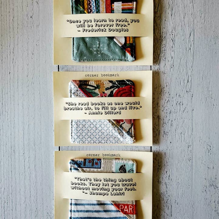 Bamboo Hill – Großhandel Lesezeichen – Ecken-Lesezeichen aus Stoff mit passendem Halter1