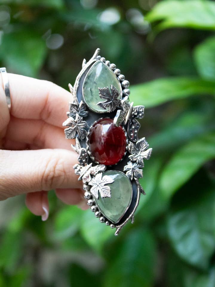 Susurros del Bosque de Arces: Anillo de Prehnita y Granate, AR-7668 para venta al por mayor de Ambra Jewels