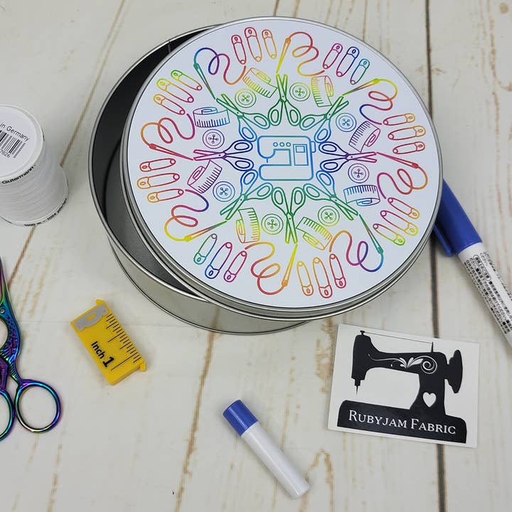 Rainbow Sying Mandala - Rund Metallförvaringsburk, 15cm x 5cm för wholesale av Rubyjam Fabric