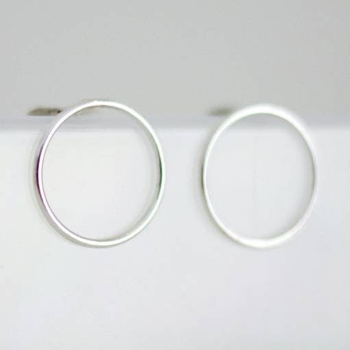 Orecchini a cerchio aperto in argento sterling per la vendita all'ingrosso da parte di Fawn And Rose