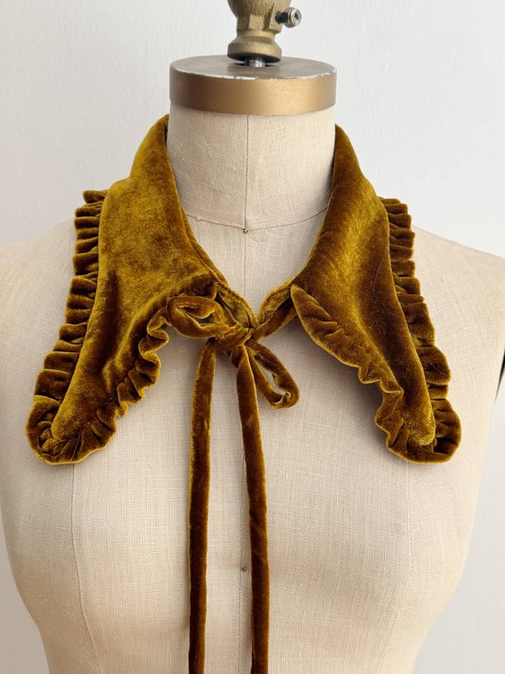 Col en velours Winchester pour la vente par Jasmine Chong