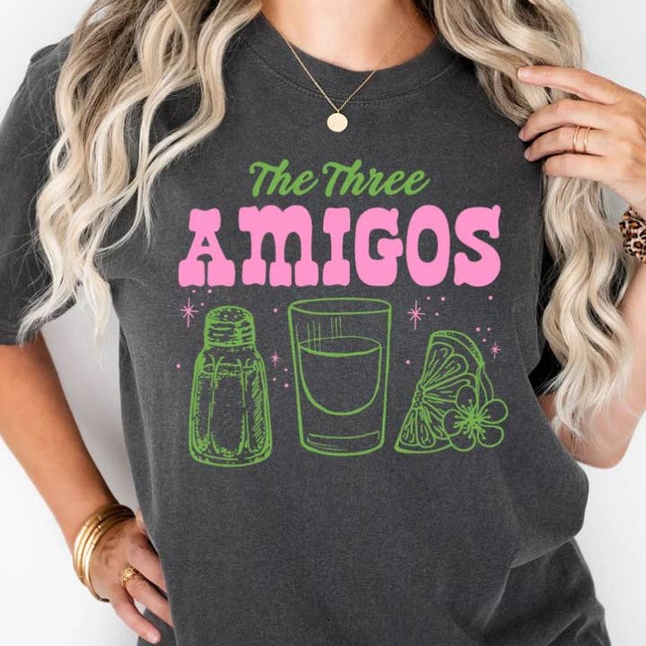 La camicia dei Tre Amigos per la vendita all'ingrosso da parte di Sunfire Tees