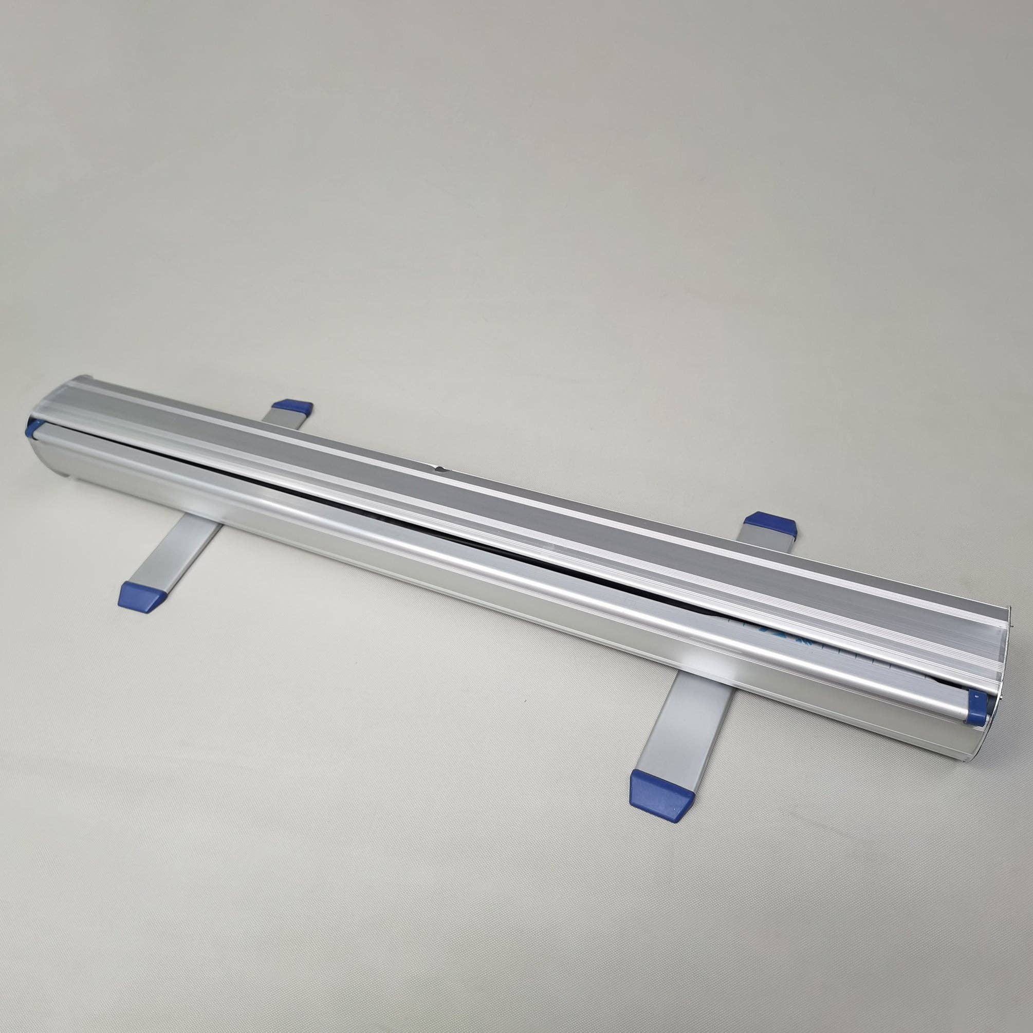 FIXTUREDISPLAYS – Engroshandel Banner – 31,5" B x 80" H Bærbar lodret udtrækkelig roll-up bannerstander i aluminiumlegering 221634